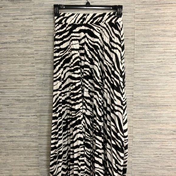 NWT! EXPRESS - Size Small - Black & White Tiger Print Accordion Pleated Skirt - Picture 2 of 9